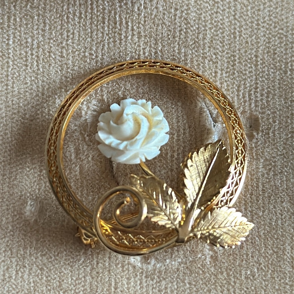Vintage EUC 12K gold filled brooch with carved cream resin rose in original box